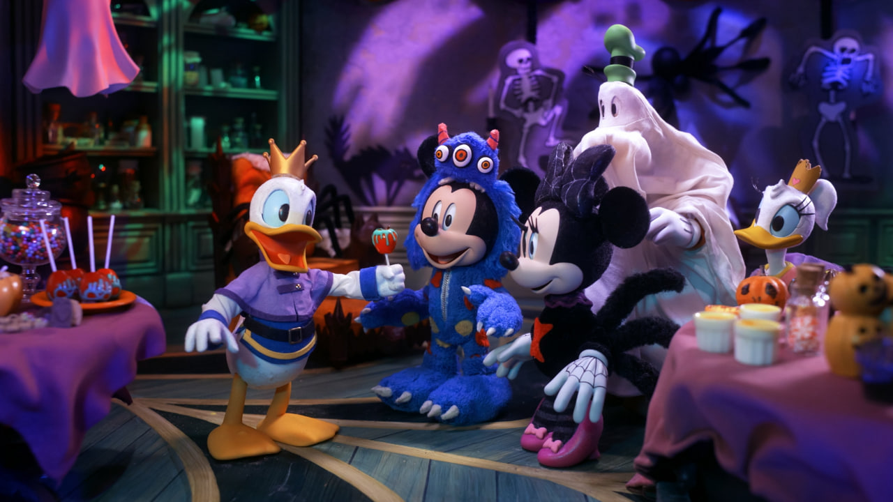 دانلود انیمیشن Mickey and Friends Trick or Treats 2023